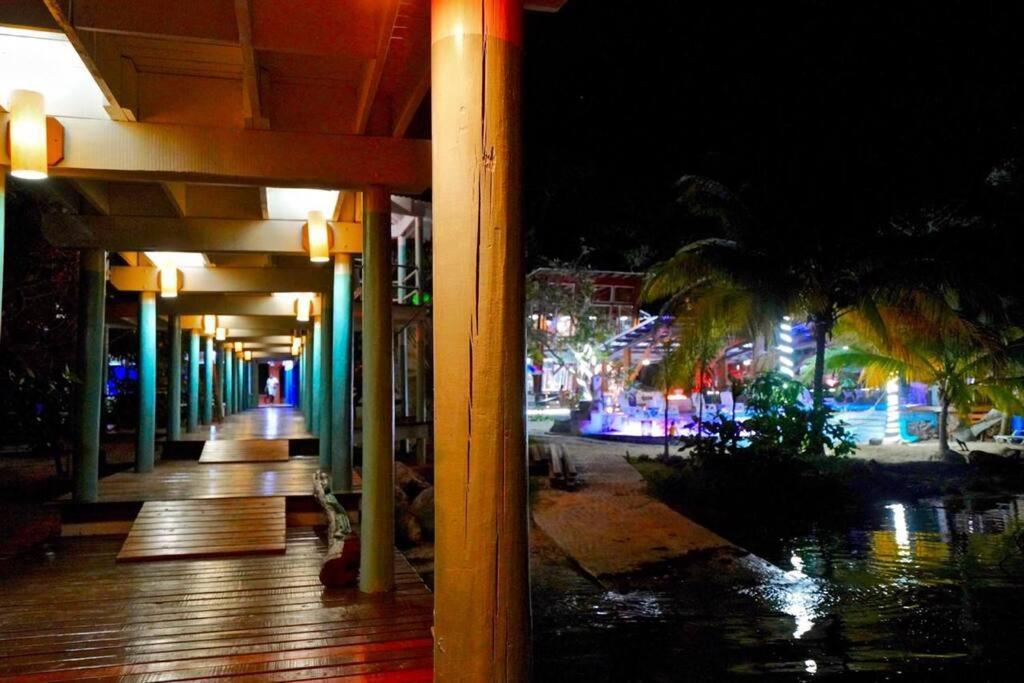 The Dock Resort Over Water Retreat West End Dış mekan fotoğraf