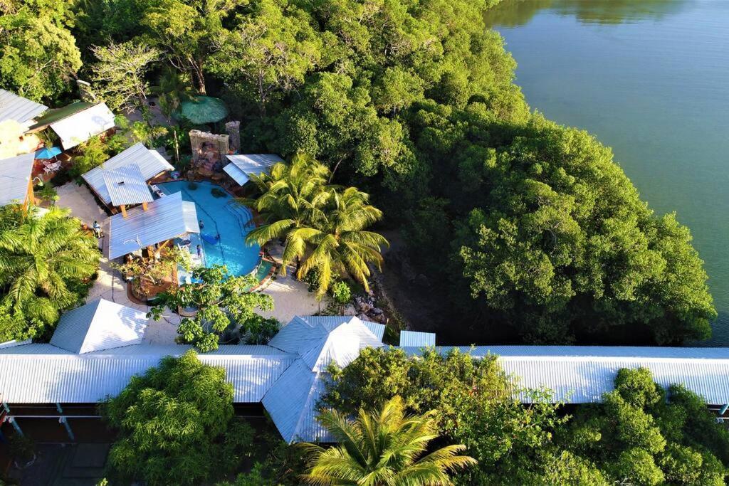 The Dock Resort Over Water Retreat West End Dış mekan fotoğraf