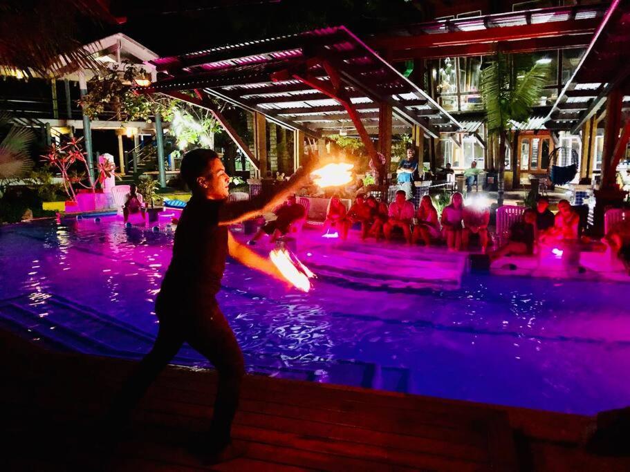 The Dock Resort Over Water Retreat West End Dış mekan fotoğraf
