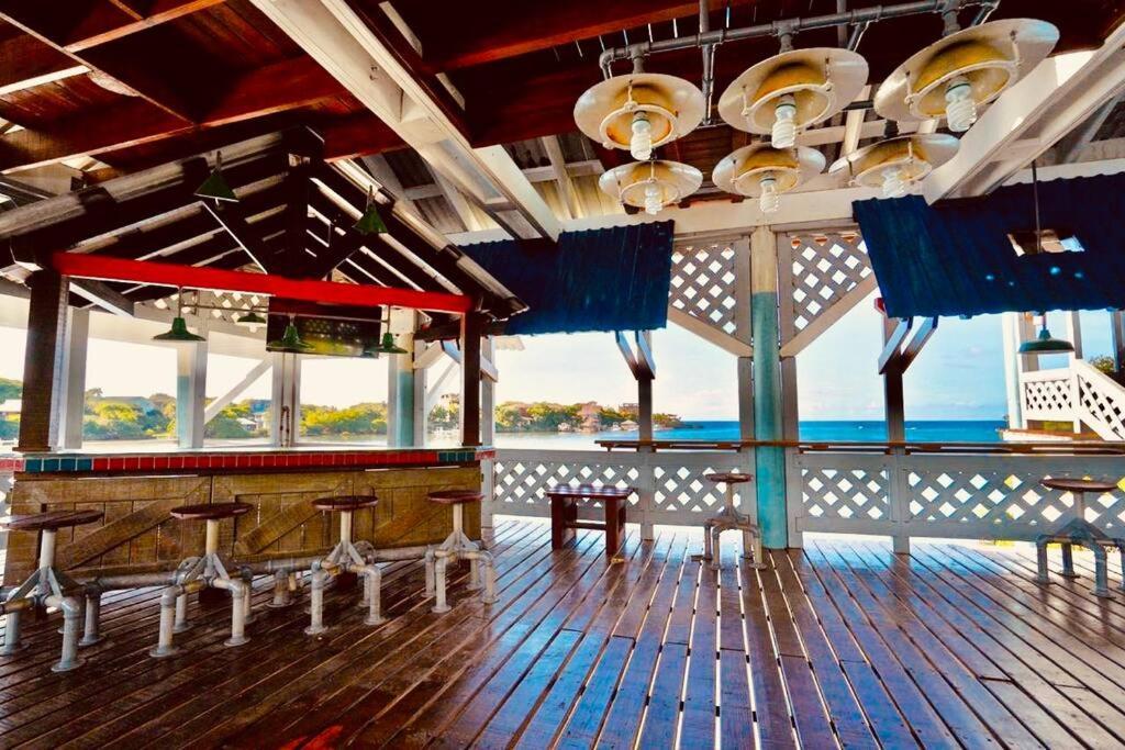The Dock Resort Over Water Retreat West End Dış mekan fotoğraf